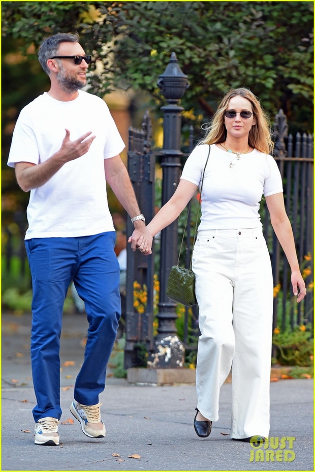 Vợ chồng Jennifer Lawrence diện đồ đồng điệu, tình tứ đi dạo trong công viên - Ảnh 8.