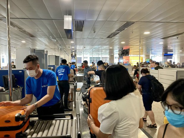 Bất ngờ với lượng hành khách ở sân bay Tân Sơn Nhất - Ảnh 8.