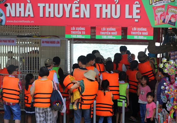 Hà Nội: Công viên Thủ Lệ đông nghịt ngày 2/9, người lớn trẻ nhỏ chen nhau đội nắng tham quan - Ảnh 10.