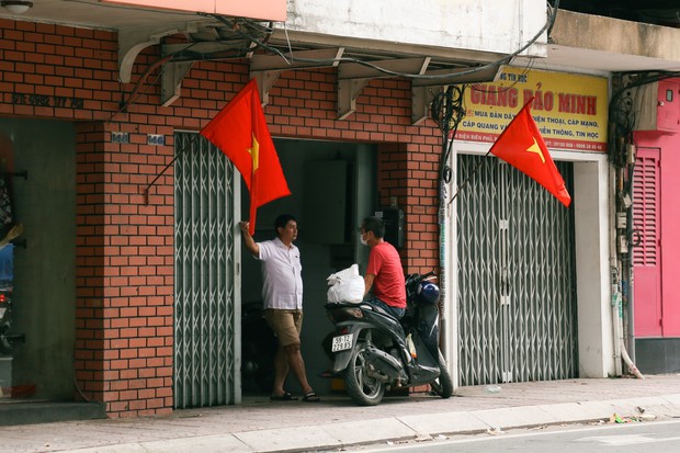 2/9 tại TP.HCM: Cờ hoa rực rỡ mọi nẻo đường, đại kỳ bay cao trên bầu trời chào mừng ngày lễ - Ảnh 4. 2/9 tại TP.HCM: Cờ hoa rực rỡ mọi nẻo đường, đại kỳ bay cao trên bầu trời chào mừng ngày lễ - Ảnh 4.
