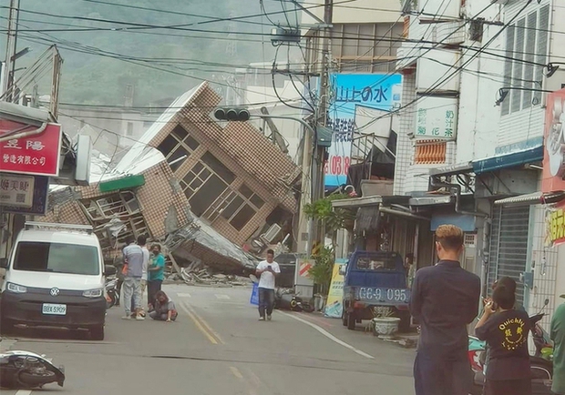 Chùm ảnh: Nhà cửa, đường xá đổ sập sau trận động đất 6,8 độ làm rung chuyển Đài Loan (Trung Quốc) - Ảnh 8.