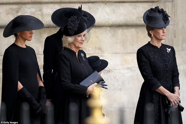 Chùm ảnh: Khoảnh khắc xúc động của Hoàng gia Anh khi tiễn đưa Nữ hoàng Elizabeth II - Ảnh 10.