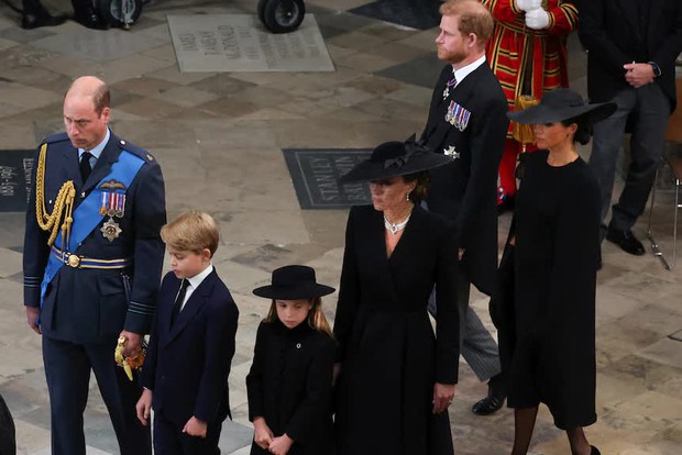 Chùm ảnh: Khoảnh khắc xúc động của Hoàng gia Anh khi tiễn đưa Nữ hoàng Elizabeth II - Ảnh 9.
