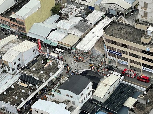 Chùm ảnh: Nhà cửa, đường xá đổ sập sau trận động đất 6,8 độ làm rung chuyển Đài Loan (Trung Quốc) - Ảnh 4.