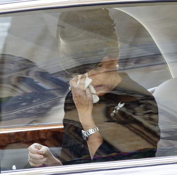 Chùm ảnh: Khoảnh khắc xúc động của Hoàng gia Anh khi tiễn đưa Nữ hoàng Elizabeth II - Ảnh 7.