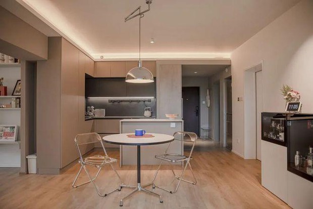 Loại bỏ 2/3 phòng ngủ, đôi vợ chồng biến căn hộ 64m2 thành nơi rộng rãi không tưởng - Ảnh 3. Loại bỏ 2/3 phòng ngủ, đôi vợ chồng biến căn hộ 64m2 thành nơi rộng rãi không tưởng - Ảnh 3.