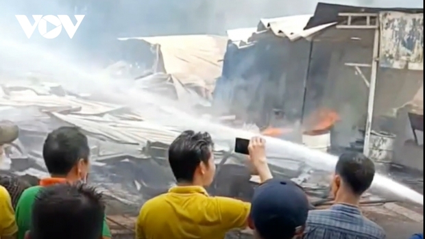 The factory of a wood company in Binh Duong caught fire, workers fled to escape - Photo 2.
