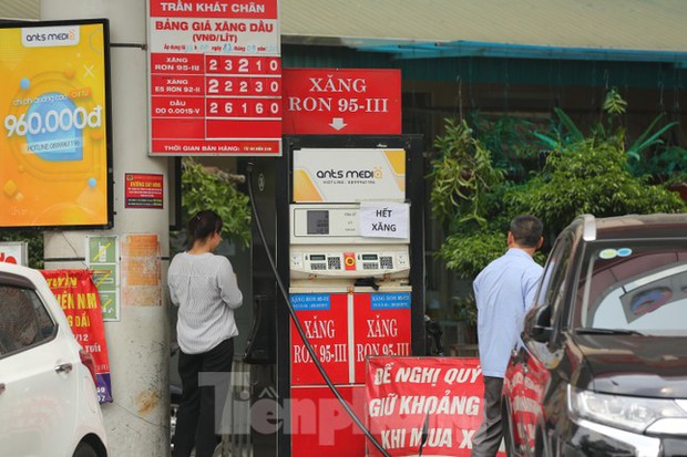 Hà Nội: Loạt điểm bán treo biển hết xăng, nhiều cột bơm đột nhiên lăn ra... ốm - Ảnh 3.