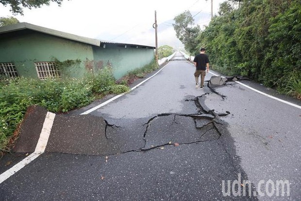 Chùm ảnh: Nhà cửa, đường xá đổ sập sau trận động đất 6,8 độ làm rung chuyển Đài Loan (Trung Quốc) - Ảnh 11.