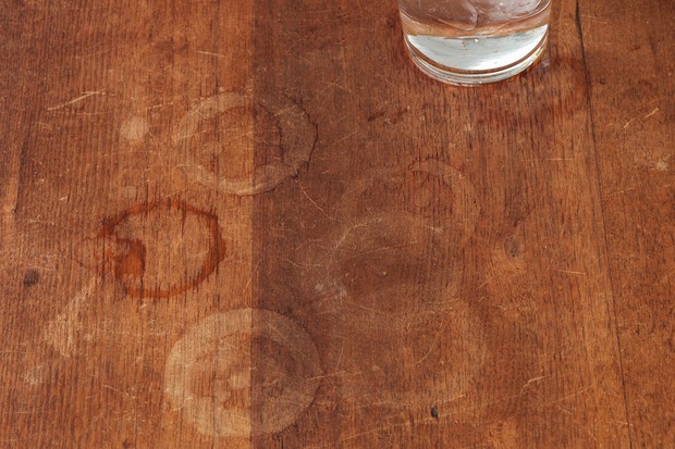 Mẹo nhỏ giúp loại bỏ những vệt nước trên mặt gỗ khiến bạn đau đầu - Ảnh 1.