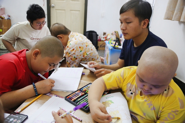 The story of Ms. Phan for more than 13 years teaching letters to bald children: 