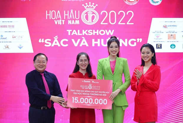Đỗ Thị Hà mặc nổi bật khi đi tìm Hoa hậu Việt Nam 2022 - Ảnh 7. Đỗ Thị Hà mặc nổi bật khi đi tìm Hoa hậu Việt Nam 2022 - Ảnh 7.