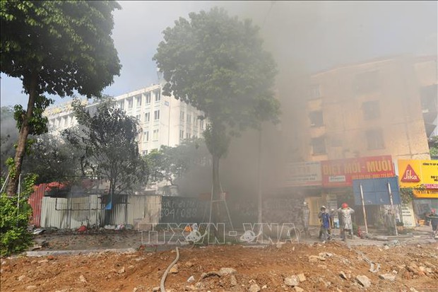 Hà Nội: Dập tắt đám cháy tại phố Khuất Duy Tiến - Ảnh 7.