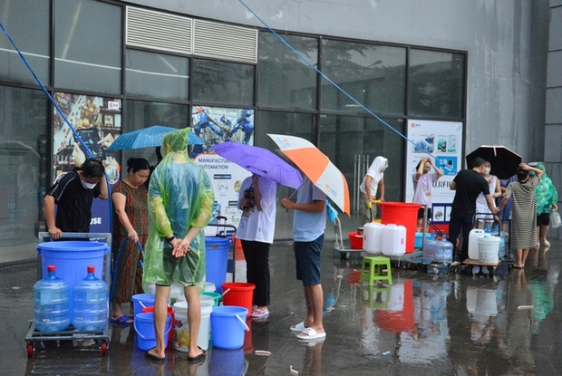 Ảnh: Người dân chung cư Hà Nội mang xô chậu đi lấy nước sạch để rửa bát, tắm gội - Ảnh 12.