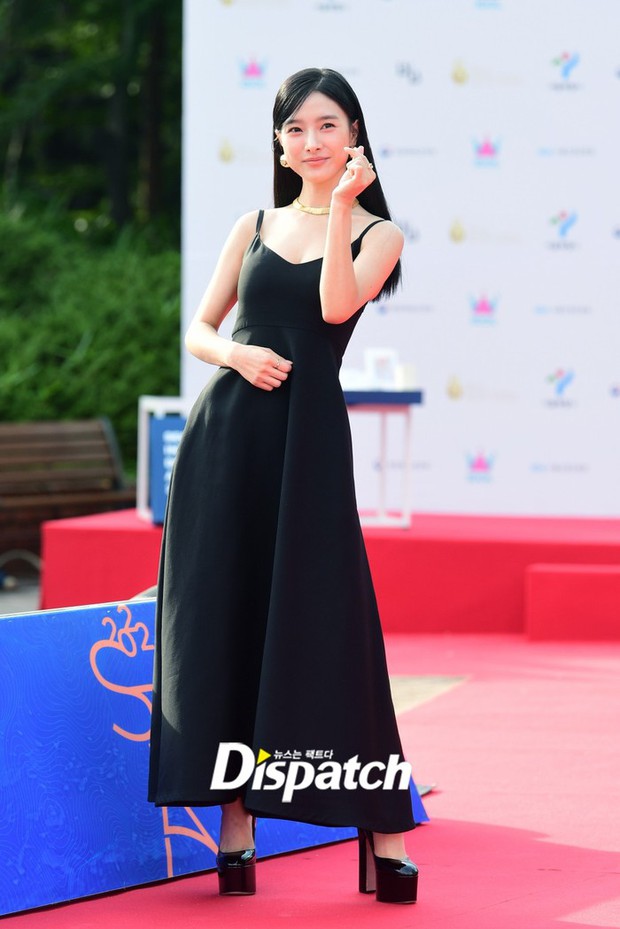 Nàng cháo Kim So Eun lấn át cả dàn mỹ nhân Kpop một thời trên thảm đỏ Seoul Drama Awards 2022 - Ảnh 2.