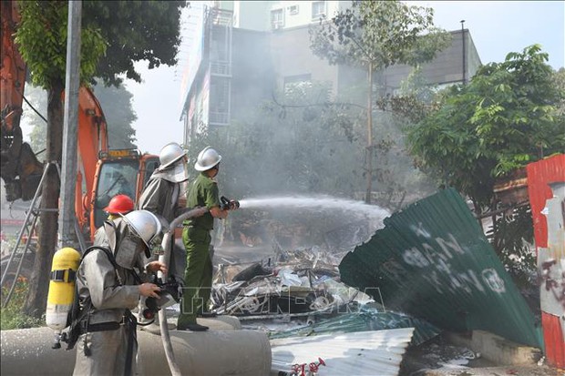 Hà Nội: Dập tắt đám cháy tại phố Khuất Duy Tiến - Ảnh 6. Hà Nội: Dập tắt đám cháy tại phố Khuất Duy Tiến - Ảnh 6.