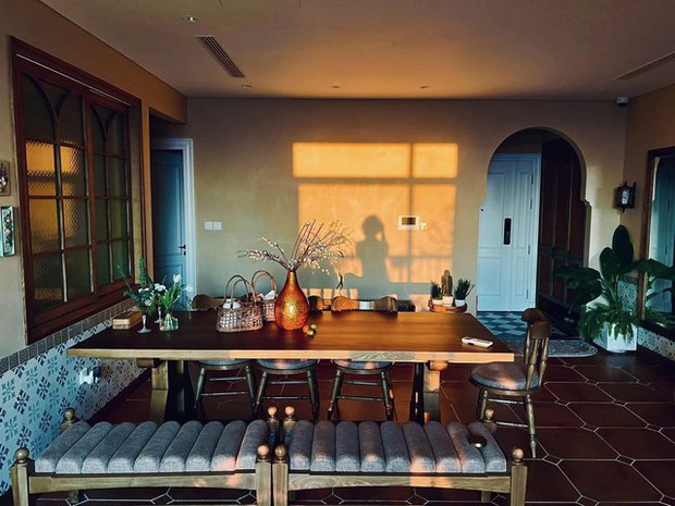 Căn hộ 145m2 tràn ngập ánh hoàng hôn ở trung tâm Hà Nội, phòng khách thoải mái như ở ngoài trời - Ảnh 3. Căn hộ 145m2 tràn ngập ánh hoàng hôn ở trung tâm Hà Nội, phòng khách thoải mái như ở ngoài trời - Ảnh 3.