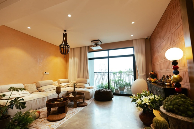 Căn hộ 145m2 tràn ngập ánh hoàng hôn ở trung tâm Hà Nội, phòng khách thoải mái như ở ngoài trời - Ảnh 1.
