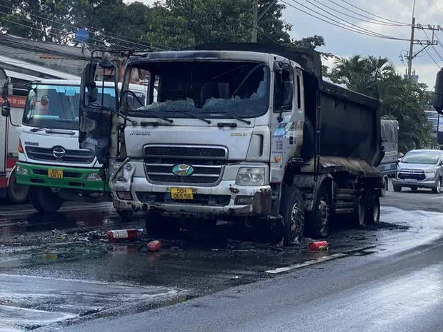 Xe ben bốc cháy dữ dội trên QL51, ùn tắc kéo dài nhiều giờ - Ảnh 3. Xe ben bốc cháy dữ dội trên QL51, ùn tắc kéo dài nhiều giờ - Ảnh 3.