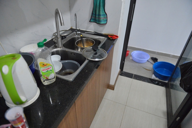 Ảnh: Người dân chung cư Hà Nội mang xô chậu đi lấy nước sạch để rửa bát, tắm gội - Ảnh 10.
