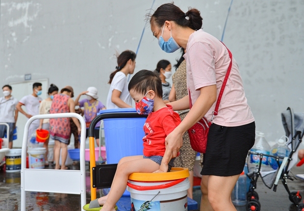 Ảnh: Người dân chung cư Hà Nội mang xô chậu đi lấy nước sạch để rửa bát, tắm gội - Ảnh 9.