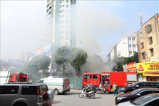 Hà Nội: Dập tắt đám cháy tại phố Khuất Duy Tiến - Ảnh 2.
