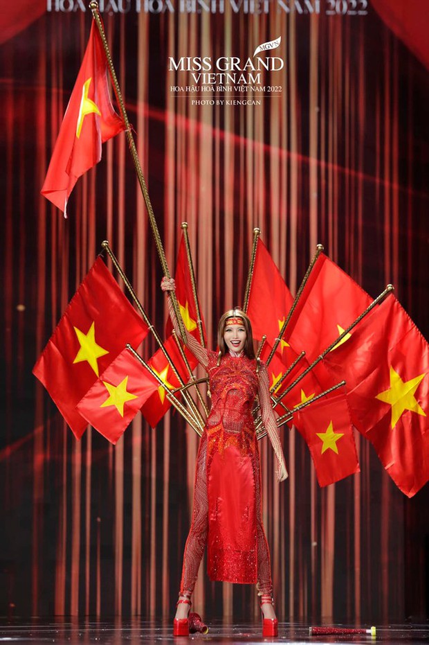 Toàn cảnh đêm thi trang phục dân tộc Hoa hậu Hoà bình Việt Nam: Thuỳ Tiên và dàn sao đổ bộ, hàng loạt thiết kế cực độc đáo - Ảnh 32.