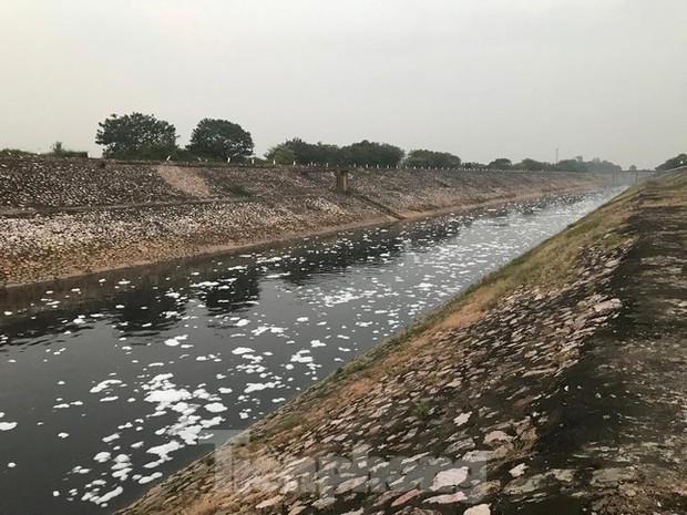 Hà Nội: Bất ngờ kênh dẫn nước Yên Sở bọt trắng như băng đổ ra sông Hồng - Ảnh 8.