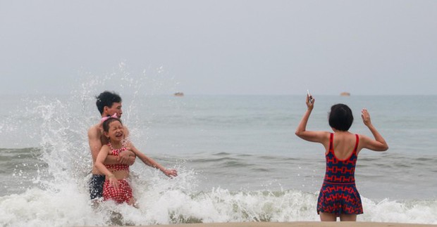Biển động sóng to, nhiều người ở Đà Nẵng vẫn liều mình tắm biển - Ảnh 3.
