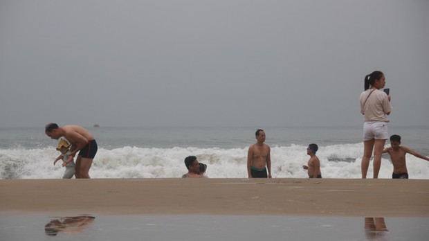 Biển động sóng to, nhiều người ở Đà Nẵng vẫn liều mình tắm biển - Ảnh 9.