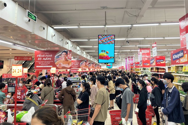 Ảnh, clip: Người dân Đà Nẵng đổ xô đến siêu thị, chợ mua đồ trước bão - Ảnh 14.