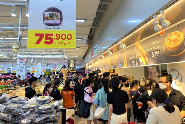 Ảnh, clip: Người dân Đà Nẵng đổ xô đến siêu thị, chợ mua đồ trước bão - Ảnh 8.