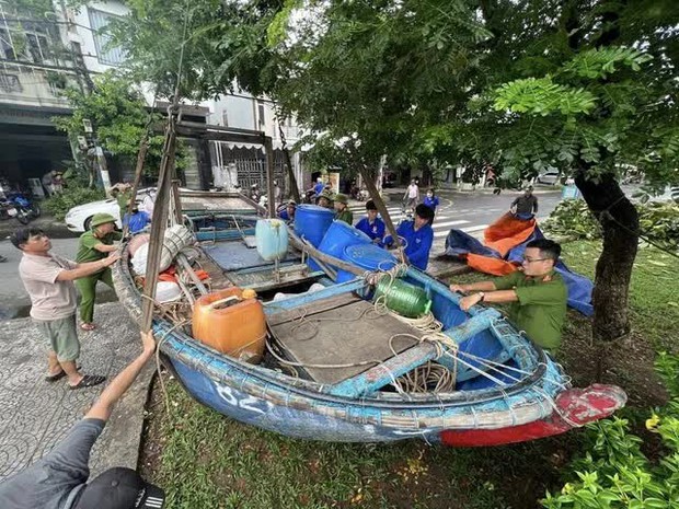 Đà Nẵng gõ cửa từng nhà vận động người dân sơ tán trước bão Noru - Ảnh 3.