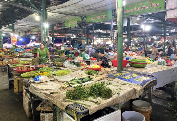 Ảnh, clip: Người dân Đà Nẵng đổ xô đến siêu thị, chợ mua đồ trước bão - Ảnh 22.