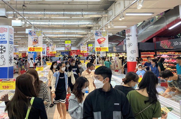 Ảnh, clip: Người dân Đà Nẵng đổ xô đến siêu thị, chợ mua đồ trước bão - Ảnh 3.