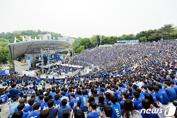 Một trường Đại học tại Hàn Quốc tổ chức lễ hội âm nhạc như lễ trao giải: Các nhóm nhạc hot bậc nhất đều góp mặt! - Ảnh 1.