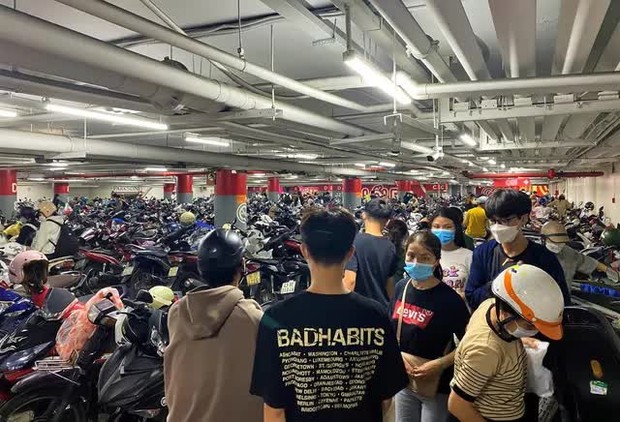 Ảnh, clip: Người dân Đà Nẵng đổ xô đến siêu thị, chợ mua đồ trước bão - Ảnh 16.