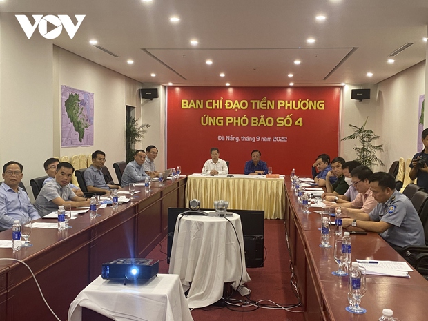 Trực tiếp: Nhiều nơi bắt đầu mưa to, nhà cửa tốc mái, cây xanh gãy đổ - Ảnh 9.