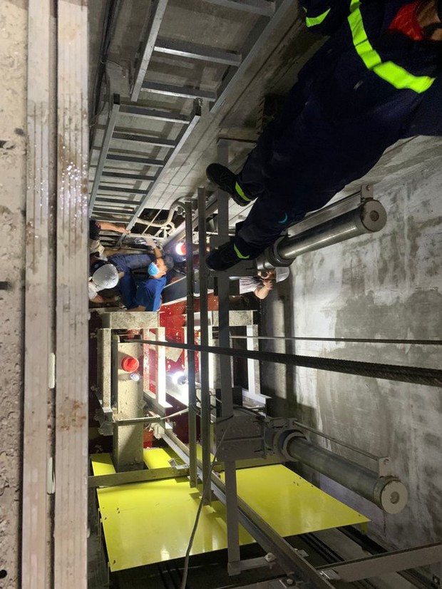 Cảnh sát cứu nam công nhân bị rơi xuống tầng hầm sâu 7 mét - Ảnh 3.