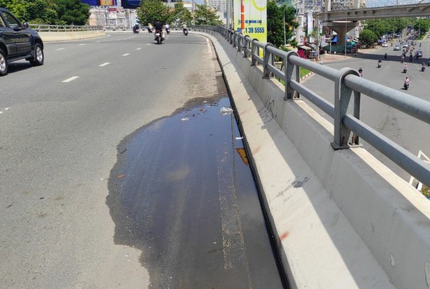 TP.HCM: Cầu vượt Nguyễn Hữu Cảnh bị đứt cáp ngầm, cấm xe tải và xe trên 16 chỗ lưu thông - Ảnh 1.