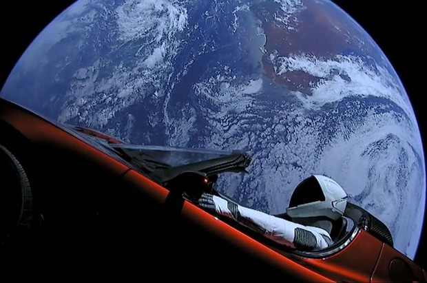 Sau 4 năm được Elon Musk gửi vào vũ trụ, số phận chiếc Tesla Roadster 100.000 USD giờ ra sao? - Ảnh 1.