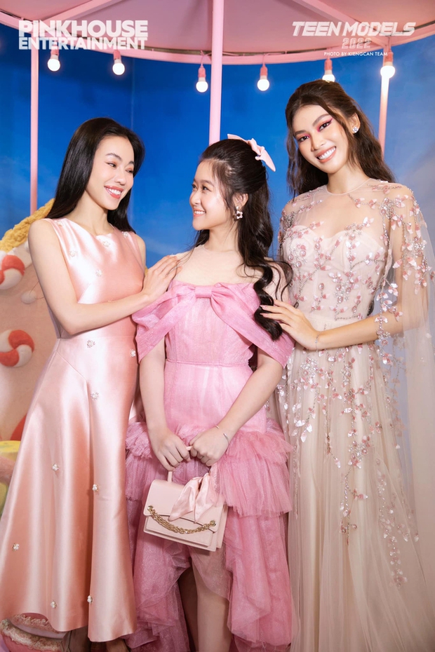 Sao nhí Việt đọ sắc cùng các nàng hậu nổi tiếng: Thân thiết với Thuỳ Tiên - Tiểu Vy đến cả đương kim Miss World - Ảnh 12.