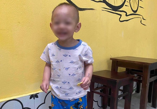 Chia sẻ chạnh lòng của MC Sơn Lâm về cháu bé 2 tuổi bị bỏ rơi ở Hà Nội, bên cạnh có giỏ đồ và bình sữa ấm - Ảnh 3.