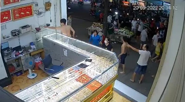 CLIP: Nhiều người nhặt vàng sau vụ cướp kỳ lạ ở Bình Dương - Ảnh 2.