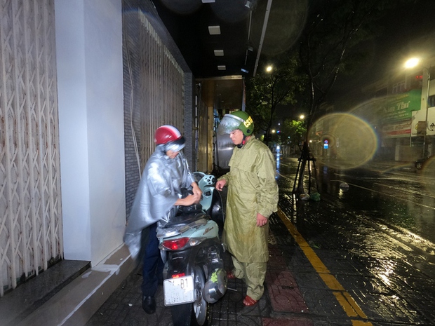 Cảnh sát giúp người bị lỡ đường trong đêm mưa bão Noru - Ảnh 2.