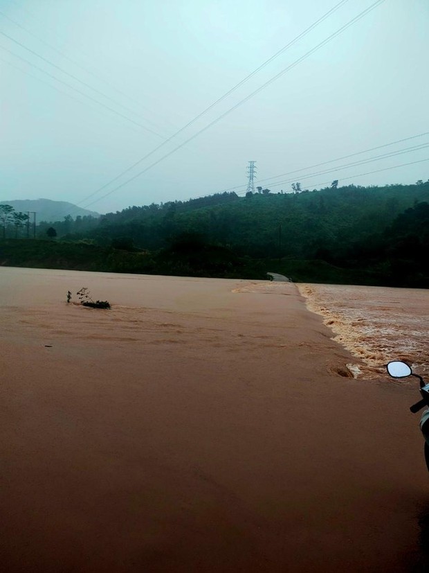 Mưa bão cuốn trôi cầu sắt, hơn 330 hộ dân ở Quảng Trị bị cô lập hoàn toàn - Ảnh 3.