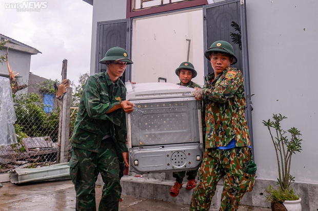 Ảnh: Dân miền biển ở Huế ứa nước mắt nhìn nhà cửa, tài sản bị bão Noru tàn phá - Ảnh 14.