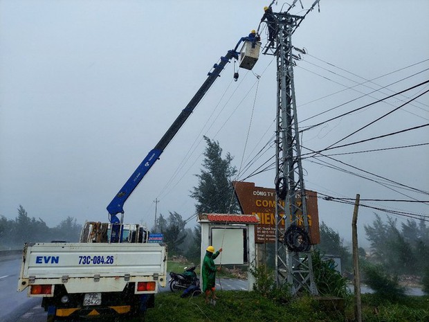 Hơn 1,25 triệu khách hàng miền Trung - Tây Nguyên được cấp điện trở lại sau bão Noru - Ảnh 1.