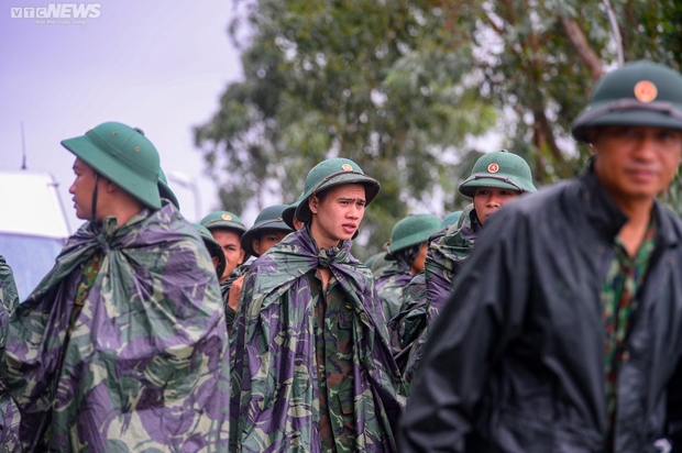 Ảnh: Dân miền biển ở Huế ứa nước mắt nhìn nhà cửa, tài sản bị bão Noru tàn phá - Ảnh 13.
