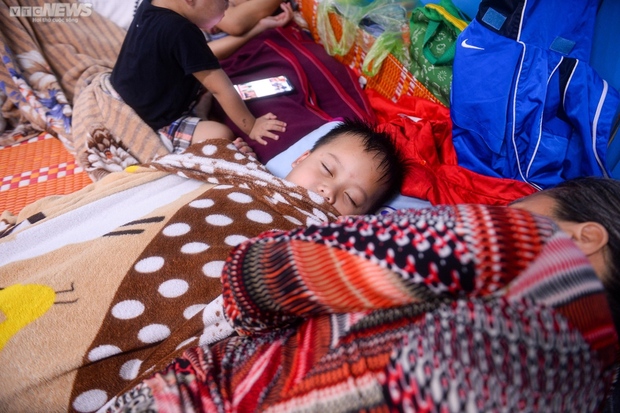 Ảnh: Giấc ngủ tạm của trẻ nhỏ miền biển Thừa Thiên - Huế tại nơi trú bão - Ảnh 5.